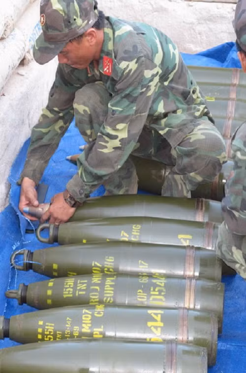 Ở đây ta cũng có thể thấy những quả đạn pháo 155mm M107 HE (đạn nổ mạnh) dành cho những khẩu M114, mỗi quả đạn nặng gần 43kg, nếu tính cả thuốc phóng liều thì nặng gần 50kg. Nguồn ảnh: Báo Bình Định.