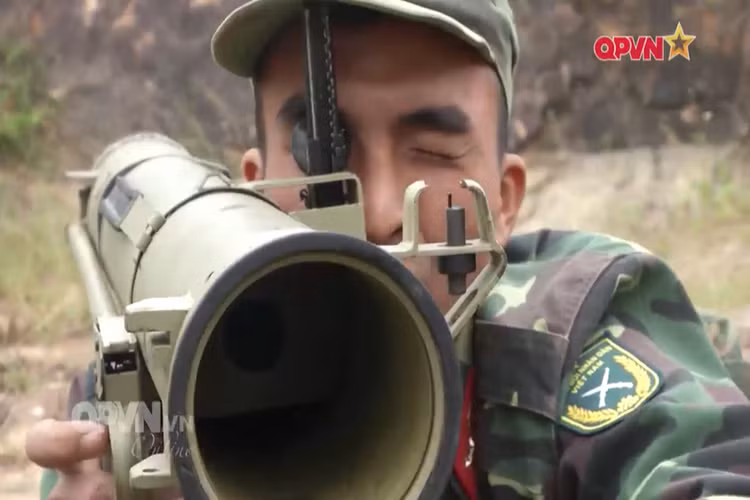 RPO-A Shmel là mẫu súng phóng lựu nhiệt áp khá dễ sử dụng, chi phí thấp, độ chính xác cao với phần ống phóng dùng một lần cấu tạo từ sợi thủy tinh có gia cường thép, vũ khí này có thể hoạt động trong dải nhiệt độ từ -50 độ cho tới +50 độ. Nguồn ảnh: QPVN.