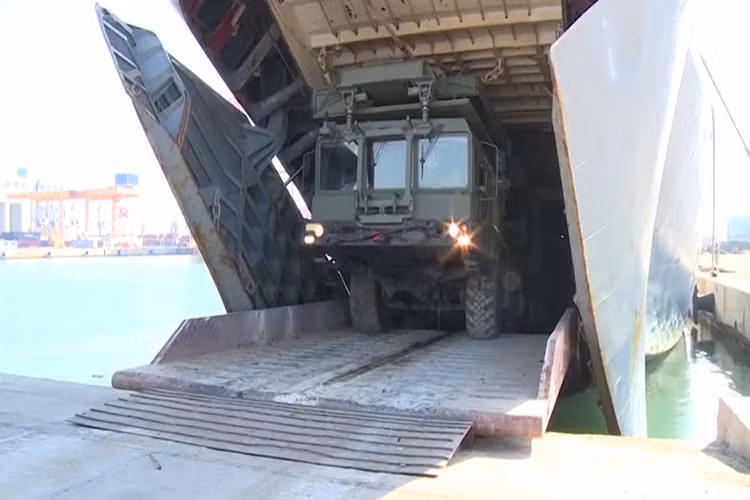 Các nguồn tin của Al-Masdar News xác nhận, hoạt động vận chuyển S-400 tới Syria nhiều khả năng đã diễn ra từ tháng 12/2017 và mới chỉ được phía Nga chính thức thông báo ngày 23/1 vừa qua. Hình ảnh các thành phần chiến đấu của tên lửa S-400 được tàu đổ bộ Nga chuyển đến Syria với thời gian không xác định. Nguồn ảnh: RT.