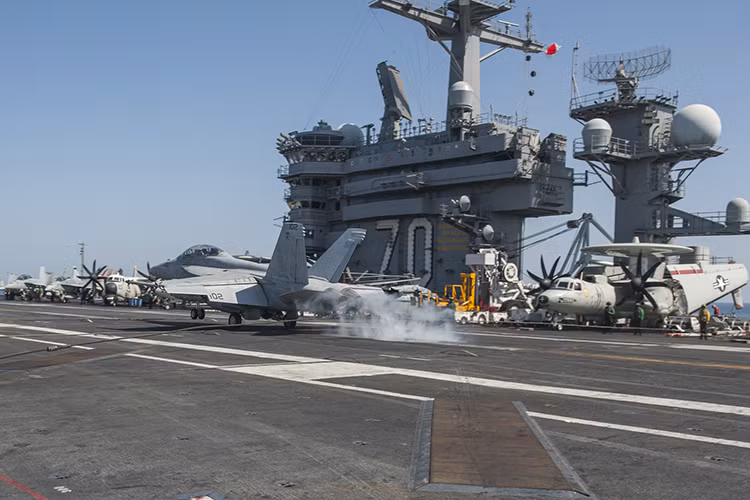 Hiện tại, USS Carl Vinson là tàu sân bay dẫn đầu nhóm tác chiến tàu sân bay số 1 và đi kèm nó là một phi đoàn không quân với 9 phi đội và được trang bị tới 5 dòng máy bay hải quân chuyên biệt cho từng loại nhiệm vụ. Nguồn ảnh: KPBS.