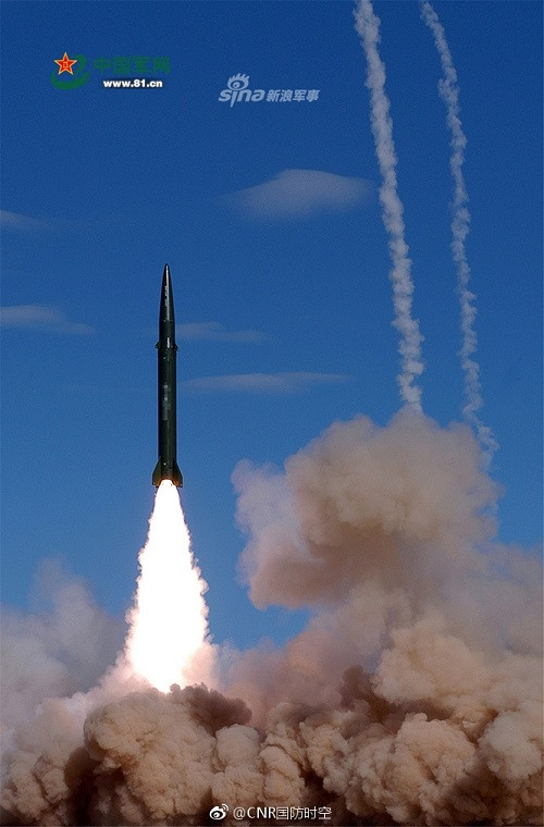 Theo đó, dựa vào hình dáng, kích thước của tên lửa cũng như của xe phóng di động xuất hiện trong những bức ảnh mới được công bố thì gần như có thể xác định chúng chính là DF-11. Nguồn ảnh: 81.cn.