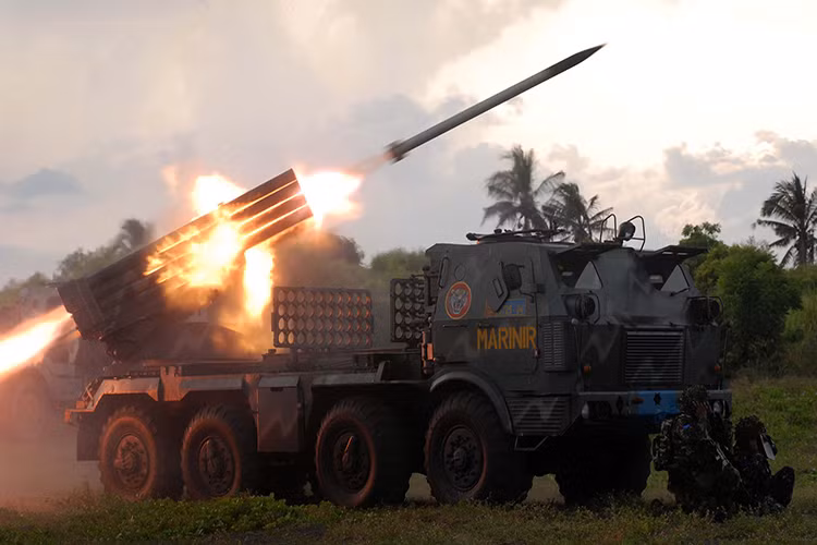 Trong quá trình hiện đại hóa đưa Lục quân tiến lên hiện đại, việc Việt Nam đầu tư thêm pháo phản lực phóng loạt tối tân là yêu cầu cấp thiết, nhất là khi so sánh với ngay cả quốc gia láng giềng là Campuchia thì chúng ta cũng không có ưu thế. Nguồn ảnh: wordpress.com.