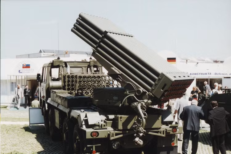RM-70 - còn được gọi bằng cái tên Raketomet vz.70 chính là biến thể hạng nặng của BM-21 Grad. Hệ thống MLRS này bắt đầu phục vụ trong Quân đội Tiệp Khắc từ năm 1972 và đã được xuất khẩu tới Phần Lan, Ba Lan, Hy Lạp... cùng nhiều quốc gia khác. Nguồn ảnh: Forum Valka.cz.