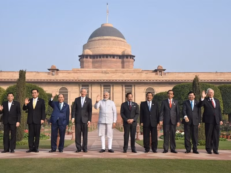 hủ tướng Nguyễn Xuân Phúc cùng các nhà lãnh đạo ASEAN và Ấn Độ. Ảnh: PTI