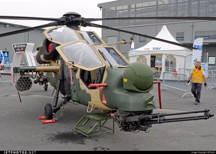 Trực thăng T-129 còn có thể mang theo tên lửa không đối không (có thể là loại AIM-92 Stinger hay MBDA Mistra). Ảnh: Jetphotos.