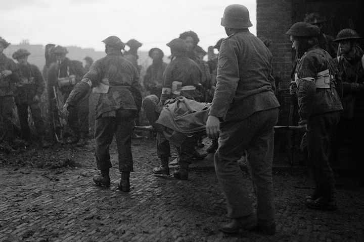 Quân y Anh chăm sóc thương binh.