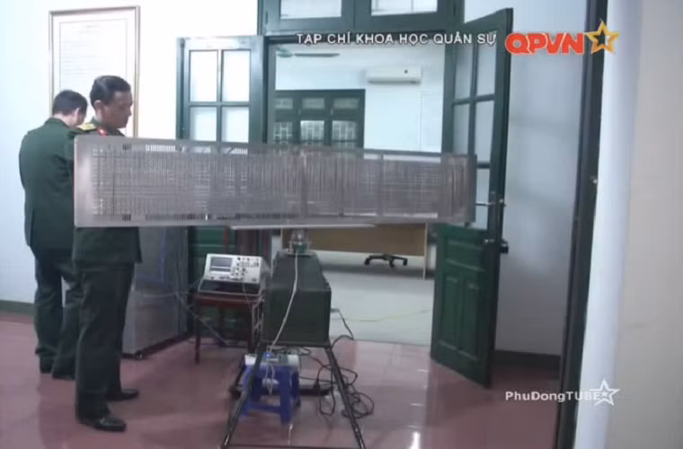 Cận cảnh mô hình ăng ten radar mạng pha do Viện Radar thiết kế và chế tạo dựa trên các công nghệ và vật liệu trong nước. Nguồn ảnh: QPVN.