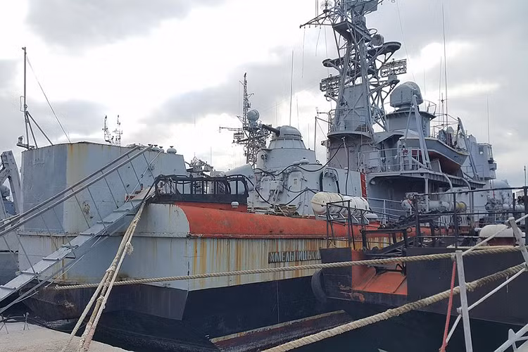 Ngay sau tuyên bố của Tổng thống Nga, ngày 12/1 kênh truyền hình tvzvezda.ru của Nga đã cho đăng tải một đoạn video ghi lại những hình ảnh mới nhất về hạm đội tàu chiến Ukraine đang được neo đậu tại bán đảo Crimea. Nguồn ảnh: Pravda News.