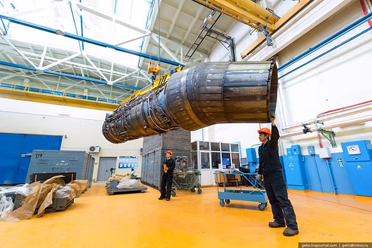 Quy trình sản xuất động cơ ở UMPO thuộc hàng nghiêm ngặt nhất ngành công nghiệp hàng không Nga. Mỗi chiếc động cơ đều phải trải qua quy trình kiểm tra hàng trăm bước trước khi được xuất xưởng. Nguồn ảnh: gelio.
