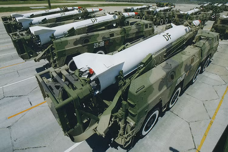 Trong cuối những năm 1970 và đầu những năm 1980, các phiên bản đầu tiên của DF-11 có tầm bắn tối đa chỉ 300km và có thể mang theo một đầu đạn nặng 800kg, tuy nhiên ở các biến thể tiếp theo tầm bắn của DF-11 được nâng lên hơn 800km nhưng trọng lượng đầu đạn bị giảm xuống còn 500kg. Nguồn ảnh: Air Power Australia.