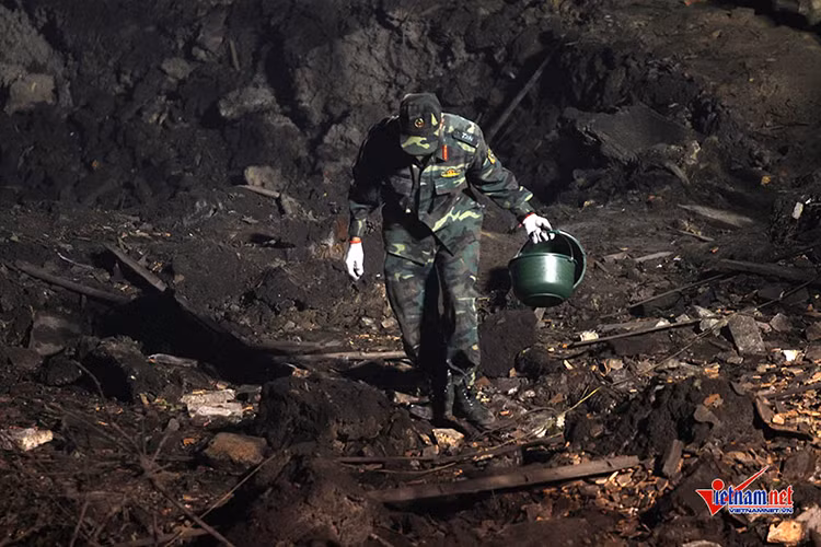 Công binh tìm kiếm vật thể ở một nhà dân .