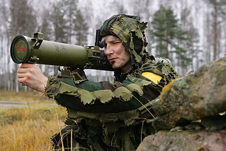 Theo Sina, súng phóng rocket cá nhân có vai trò rất to lớn trong tác chiến hiện đại, cho phép người lính có thể giải quyết lô cốt, công sự vững chắc, sát thương sinh lực cũng như tiêu diệt cả xe thiết giáp của đối phương. Kích thước nhỏ gọn trong khi uy lực lại rất lớn khiến vũ khí này được tin dùng trên khắp thế giới. Nguồn ảnh: ridus.ru.