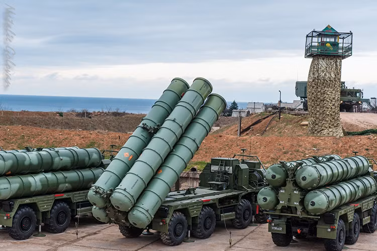 Với khả năng bắn hạ và đánh chặn các mục tiêu trên không ở độ cao tối đa lên đến 30km cùng tầm hoạt động hiệu quả 400km, S-400 của Nga hoàn toàn có thể vô hiệu hóa các mối đe dọa trên không đến từ NATO hay bất cứ quốc gia nào ngay trong những phút đầu tiên chúng xuất hiện tại Biển Đen. Nguồn ảnh: bmpd.livejournal.