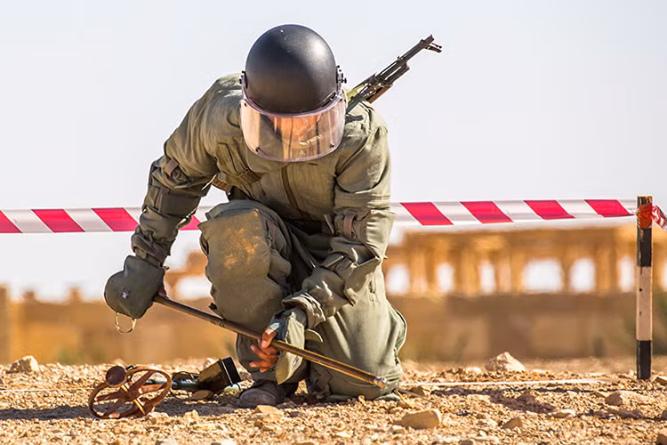 Hình ảnh công binh Nga rà phá bom mìn tại thành phố Palmyra, Syria với quân trang bảo vệ OVR-2-01 được trang bị cho một số đơn vị công binh và bộ binh kết hợp của Quân đội Nga. Nguồn ảnh: Sputnik.