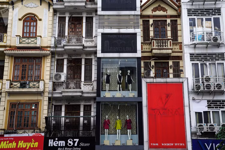 Kiến trúc của những ngôi nhà ở Hà Nội cũng thu hút được sự chú ý của Astapkovich, bởi mỗi ngôi nhà đều mang trên mình thiết kế riêng biệt . Ảnh: Sputnik.