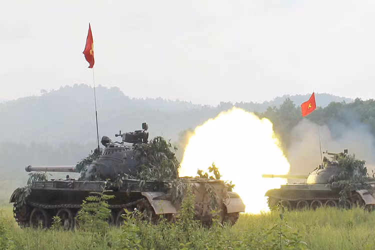 Theo Đại úy Nguyễn Hải Sự, việc hiệu chỉnh súng pháo trên xe tăng T54/55 trước khi bắn trong huấn luyện cũng như diễn tập đóng vai trò hết sức quan trọng giúp cho kíp xe T54/55 có thể tiêu diệt mục tiêu ngay trong những loạt đạn đầu tiên. Nguồn ảnh: Quân khu 2.