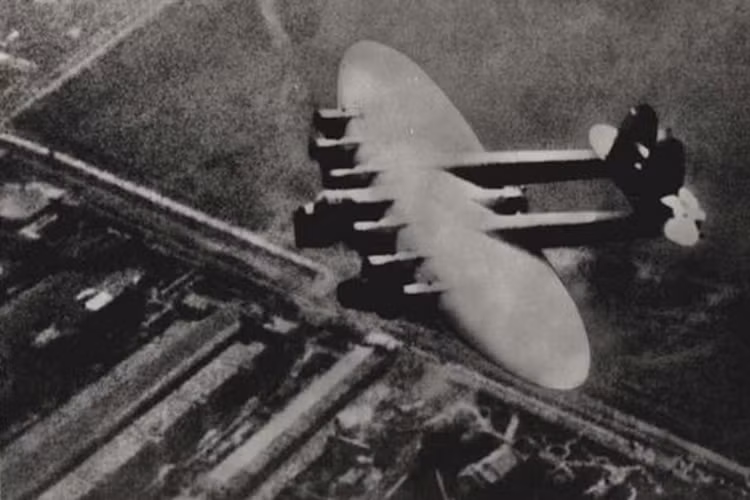 Ban đầu dự định chiếc Kalinin K-7 sẽ có 6 động cơ, nhưng vì trọng lượng quá nặng cho nên sau này 1 động cơ khác đã bắt buộc phải bổ sung vào phía sau ở chính giữa cánh để đủ sức nhấc bổng con quái vật khổng lồ này lên bầu trời. Hình ảnh hiếm hoi về K-7 trong một đợt bay thử nghiệm trên không. Nguồn ảnh: airwar.ru.