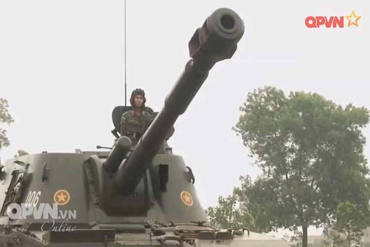 Với một mẫu pháo tự hành lỗi thời như 2S3 Akatsiya việc tích hợp các thiết bị công nghệ điện tử dẫn bắn là điều hết sức khó khăn và tốn kém, do đó một mẫu đạn pháo dẫn đường bán chủ động như Krasnopol-M2 sẽ là lựa chọn tốt nhất để pháo tự hành 2S3 có thể nâng cao năng chiến đấu của mình. Nguồn ảnh: QPVN.