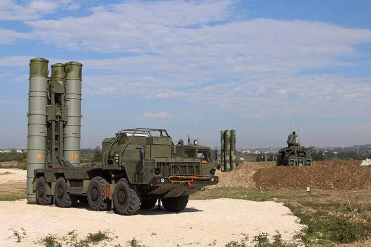 Tính năng nổi bật của S-400 đó là nó có khả năng chống trả các biện pháp chế áp điện tử cực cao, có thể tiêu diệt đa dạng các phương tiện bay, bao gồm máy bay tiêm kích chiến thuật, máy bay ném bom chiến lược, tên lửa hành trình, máy bay không người lái và có cả khả năng phòng thủ tên lửa đạn đạo ở mức hạn chế. Nguồn ảnh: defence.pk.