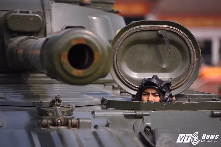 2S3 Akatsiya cũng là mẫu pháo tự hành Việt Nam có cỡ nòng lớn nhất 152mm, và cỡ nòng này vô tình mang lại lợi thế cho 2S3 Akatsiya khi nó có thể bắn được đạt dẫn đường thông minh Krasnopol-M2. Nguồn ảnh: VTC News.