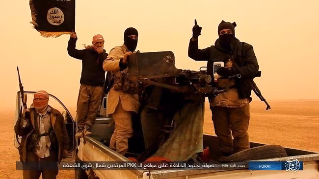 Amaq cũng cho biết, các tay súng khủng bố IS tấn công vào các trận địa phòng ngự của SDF xung quanh làng al-Bahrah phía nam thị trấn Gharanij. Trong cuộc giao chiến, các tay súng khủng bố, sử dụng tên lửa chống tăng ATGM bắn vào trận địa của SDF, 5 chiến binh thiệt mạng.