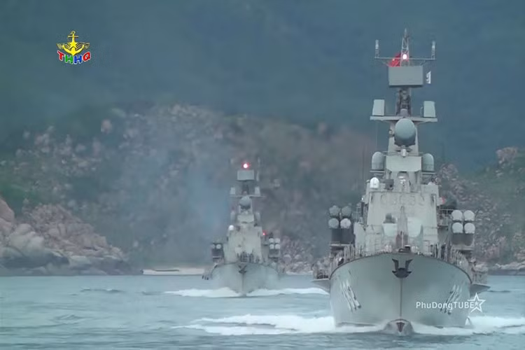 Trên tinh thần đó Viện Radar thuộc Viện Khoa học và Công nghệ Quân sự (KH-CN-QS) đã phát huy tính sáng tạo và cho ra đời các sản phẩm chuyên nghành đặc thù hữu ích, phục vụ đắc lực cho nhiệm vụ huấn luyện sẵn sàng chiến đấu cho quân đội. Nguồn ảnh: Truyền hình Hải quân.