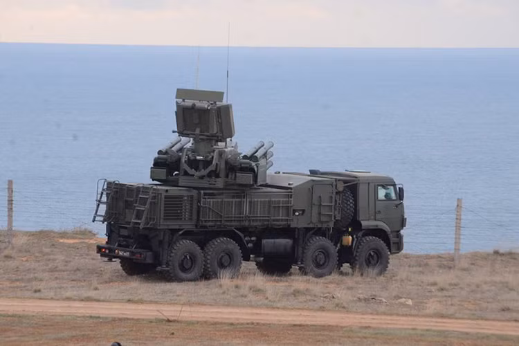 Theo đó với việc triển khai các tổ hợp phòng không S-400 tại hai vị trí chiến lược Feodosia và Sevastopol, các tổ hợp S-400 của Nga đã gần như bao phủ toàn bộ vùng trời Biển Đen (khoảng 90%) hơn là hướng về phía Ukraine. Nguồn ảnh: Bộ Quốc phòng Nga.