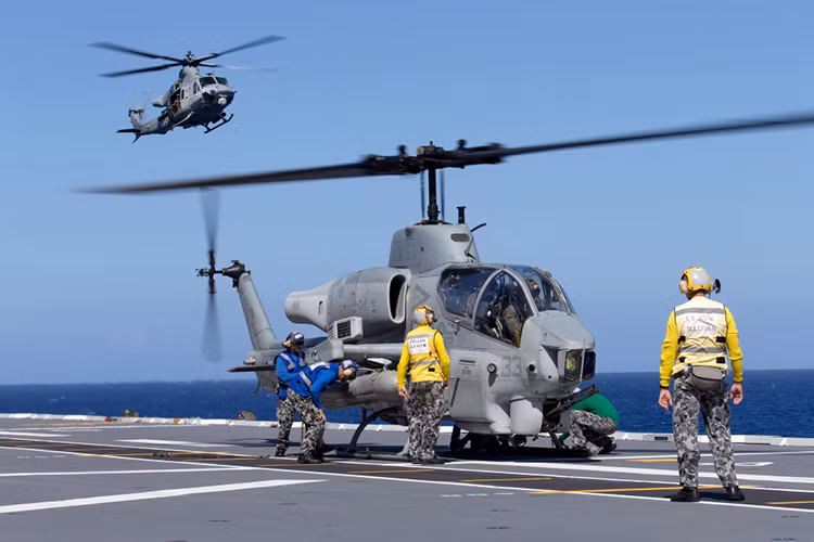 Với kết quả từ một số chương trình hợp tác quân sự giữa Mỹ và Việt Nam hiện tại, chúng ta hoàn toàn có khả năng tham gia vào chương trình FMS mà chính phủ Mỹ đang áp dụng cho những chiếc AH-1W. Nguồn ảnh: Navy Daily.