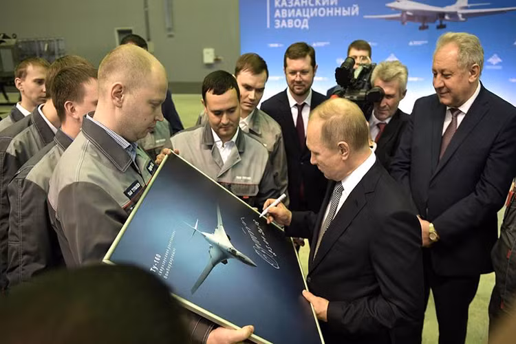 Theo thiết kế biến thể Tu-160M có khả năng bay 12.000 km mới cần tái nạp nhiên liệu và nó có thể bay vòng quanh thế giới khi đi kèm một máy bay tiếp nhiên liệu trên không IL-78. Và Tổng thống Nga Putin không hề phóng đại khi nhận định Tu-160M sẽ là nhân tố làm thay đổi sức mạnh bộ ba hạt nhân của nước Nga. Nguồn ảnh: RIA.