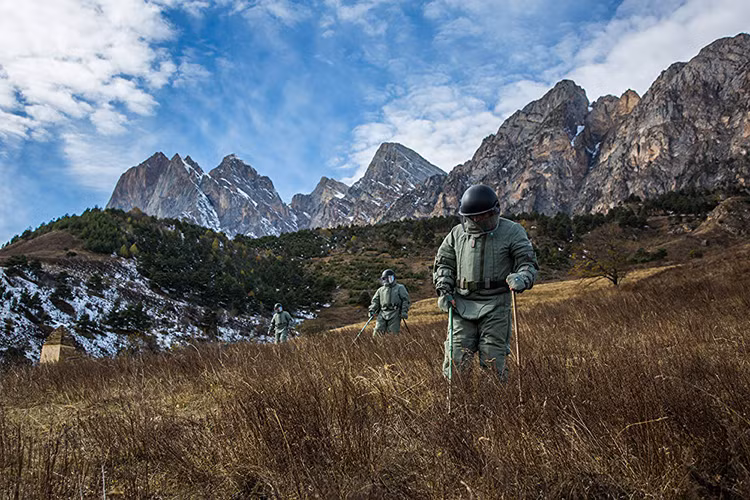 Các bộ quân trang bảo vệ OVR-2-01 của Công binh Nga có khả năng kháng đạn súng trường tiêu chuẩn 7.62mm kể cả đạn xuyên giáp, ngoài ra chúng cũng có thể vô hiệu hóa các mảnh bom mìn trong phạm vi 5 mét. Trọng lượng của mỗi bộ quân trang này lên đến 8.5kg và một binh sĩ chỉ có thể mặc nó liên tục trong vòng 6 tiếng. Nguồn ảnh: Sputnik.