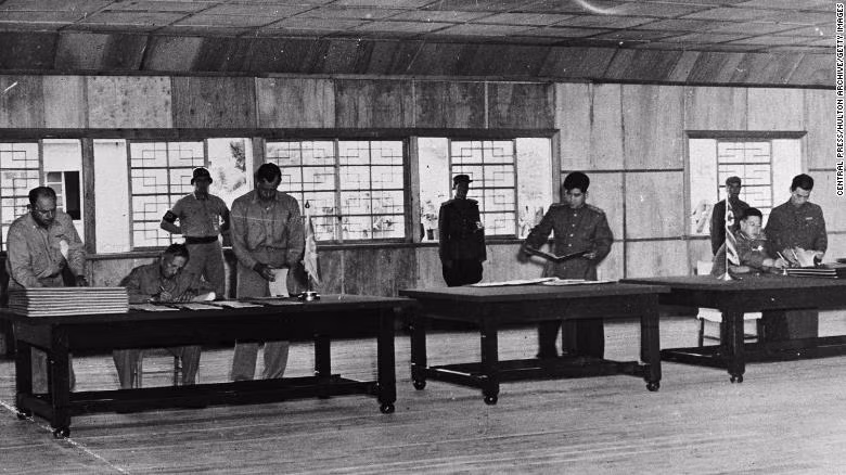 Quan cảnh lễ ký hiệp ước ngừng bắn diễn ra tại Bàn Môn Điếm giữa Mỹ và Triều Tiên trong năm 1953. Ảnh: Wiki