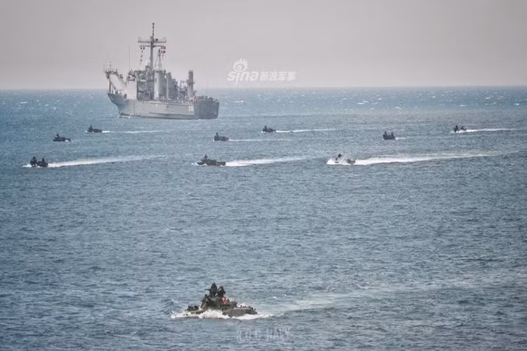 Trong đợt đổ bộ đầu tiên, vai trò mũi xuyên phá sẽ được giao cho các xe tăng lội nước ZTD-05 và xe chiến đấu bộ binh ZDB-05, hai loại thiết giáp này có hỏa lực tương đương xe tăng Đài Loan khi chỉ lắp pháo 105 mm và nhất là vỏ giáp của chúng rất mỏng, thừa khả năng để pháo L7 xuyên phá. Nguồn ảnh: Sina.