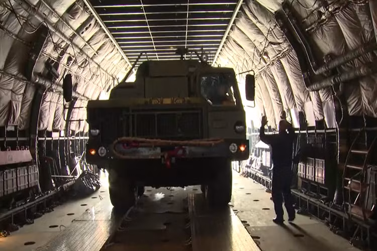 Mới đây nhất, hôm 6/1, tổ hợp phòng không S-400 của Nga đã xuất sắc tham gia đánh chặn thành công một “phi đội” UAV do phiến quân Syria điều khiển tấn công hai căn cứ Khmeimim và Tartus của Nga tại Syria. Nguồn ảnh: RT.