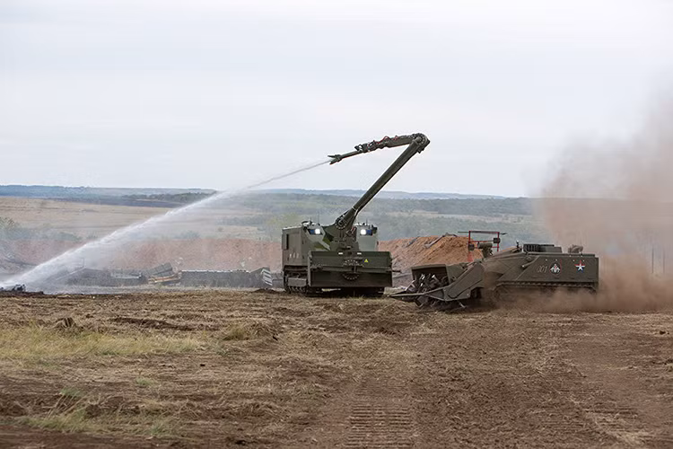 Ngày 21/1 hàng năm được xem là ngày truyền thống của binh chủng Công binh Nga lực lượng đặc biệt đảm nhận những nhiệm vụ khó khăn nhất hỗ trợ các hoạt động chiến đấu cho các đơn vị bộ binh cơ giới Nga trên chiến trường. Hình ảnh bộ đôi robot công binh đa năng "Uran-14" và "Uran-6". Nguồn ảnh: Sputnik.