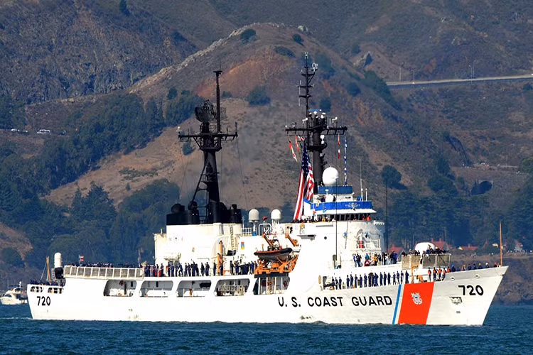 Đáng chú ý hơn, Naval Today cho biết con tàu sẽ được bàn giao lại cho lực lượng Cảnh sát biển Việt Nam tương tự như chiếc USCGC Morgenthau (WHEC 720) đã được đổi số hiệu thành tàu tuần tra CSB 8020 và có mặt tại Vùng Cảnh sát biển 3. Tàu tuần tra USCGC Sherman (WHEC 720) trong chuyến hải trình vừa qua. Nguồn ảnh: David Wood.