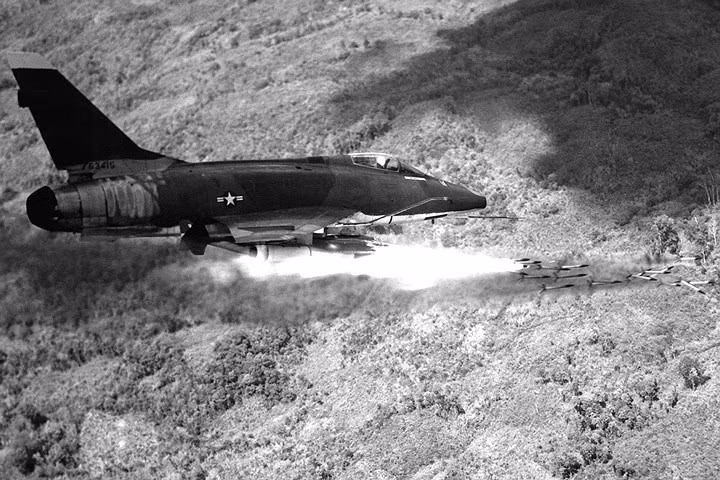 Phi cơ F-100D Super Sabre của không quân Mỹ hung hăng bắn một loạt rocket cỡ nhỏ vào vị trí của quân cách mạng ở miền Nam Việt Nam, vào tháng 1/1967. Ảnh: Bộ Quốc phòng Mỹ.