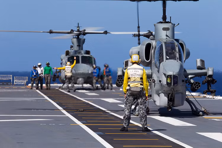 Bản thân chính phủ Mỹ cũng đưa ra những ưu đãi đặc biệt cho các khách hàng muốn mua AH-1W, như hỗ trợ đào tạo phi công, cung cấp phụ tùng thay thế hoặc cả các gói nâng cấp theo yêu cầu của khách hàng. Thậm chí nếu cần phía Mỹ cũng sẵn sàng bán rời từng các bộ phận trên AH-1W. Nguồn ảnh: Navy Daily.