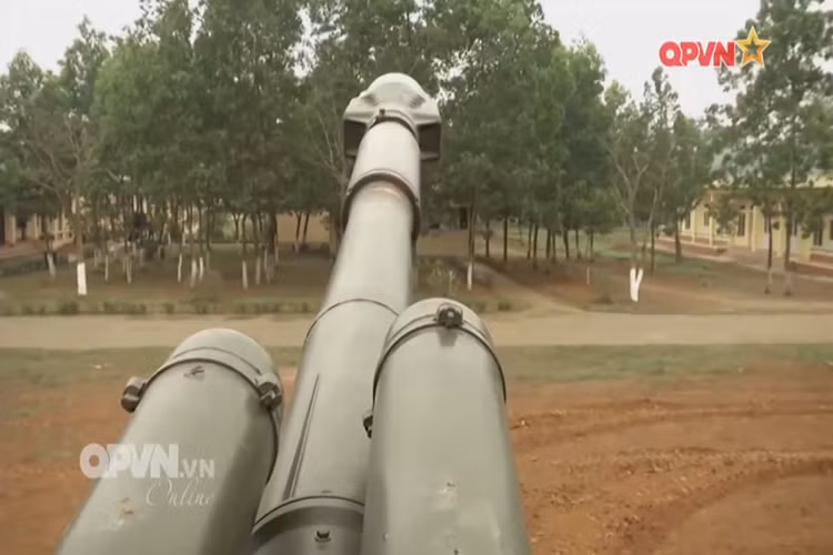 Sở dĩ nói như vậy là bởi Krasnopol-M2 có nguyên lý hoạt động như một quả đạn pháo thông thường và nó được dẫn bắn bán chủ động bởi một thiết bị chỉ thị mục tiêu bằng laser được đặt gần mục tiêu cần tấn công. Do đó Krasnopol-M2, có thể kết hợp với 2S3 ngay cả khi mẫu pháo tự hành này không được nâng cấp. Nguồn ảnh: QPVN.