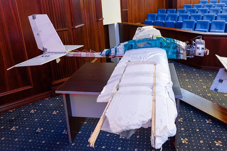 Quân đội Nga đã giải mã tuyến đường đi của các máy bay UAV này và nhận thấy tất cả chúng đều được phóng đi từ một nơi. Ngoài ra phi đội UAV này còn được lập trình sẵn hành trình bay và tọa độ tấn công, người điều khiển chúng cũng có thể quan sát vụ tấn công thông qua các máy quay nhỏ được gắn trên mỗi chiếc UAV. Nguồn ảnh: Bộ Quốc phòng Nga.