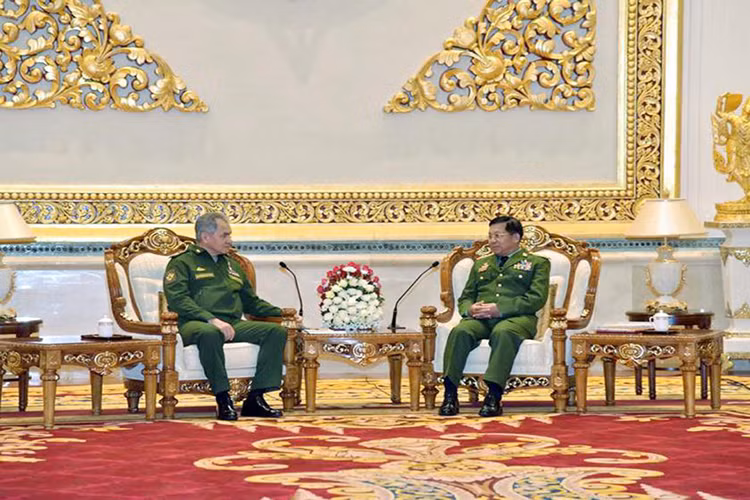 Số vũ khí này có thể đến những cái tên nổi bật như trực thăng tấn công Mi-24, Mi-35 và Mi-17, tiêm kích MiG-29, máy bay huấn luyện tác chiến Yak-130, hệ thống phòng không Pechora-2 và nhiều thiết bị quân sự khác. Hình ảnh: Bộ trưởng Quốc phòng Nga Sergey Shoigu và Tổng Tư lệnh quân đội Myanmar, Tướng Min Aung Hlaing trong chuyến thăm đến Myanmar hôm 20/1. Nguồn ảnh: The Myanmar Times.