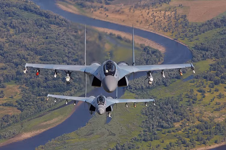 Nhưng vì Su-30M2 là bản nội địa chỉ dành cho Quân đội Nga, Su-57 thì quá mới chưa có kế hoạch xuất khẩu nên theo ông Dmitry Shorkov, khả dĩ nhất là trong tương lai gần Việt Nam có thể đặt mua Su-35S. Nguồn ảnh: mirajnews.com.