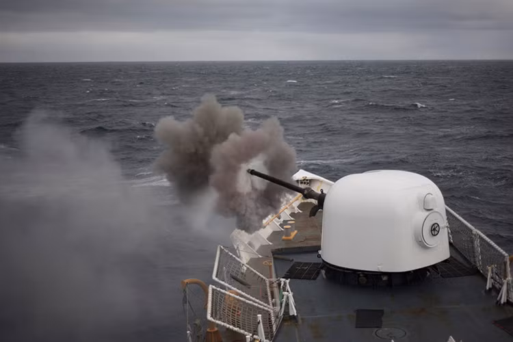 Tuy nhiên khi bàn giao, gần như chắc chắn 100% tàu USCGC Sherman chỉ giữ lại radar hỏa lực Mk 92 cùng pháo Oto Breda cỡ 76 mm, các trang thiết bị khác sẽ bị tháo bỏ. Nguồn ảnh: World News.