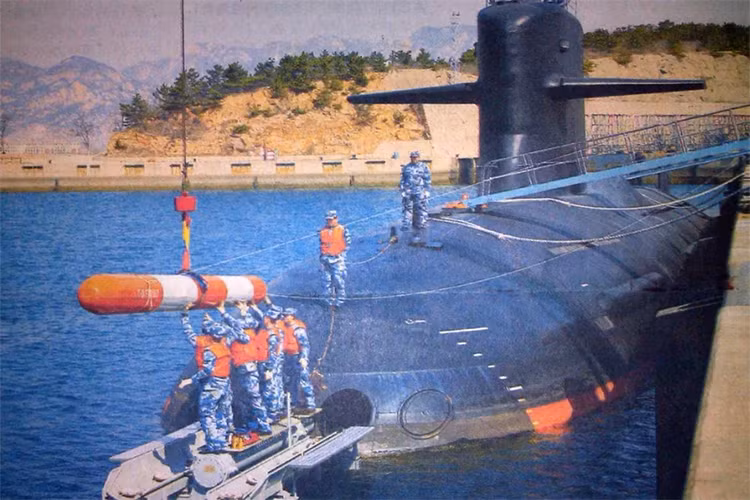 Về mặt hỏa lực, Type 093 được trang bị 6 ống phóng ngư lôi 533mm và 650mm có khả năng triển khai cả tên lửa hành trình và chống hạm. Tuy nhiên, ở biến thể Type 093G của tàu ngầm này chúng lại được trang bị các hệ thống phóng thẳng đứng VLS mang 24 tên lửa hành trình CJ-10 hoặc chống hạm siêu âm YJ-18. Nguồn ảnh: popsci.com.