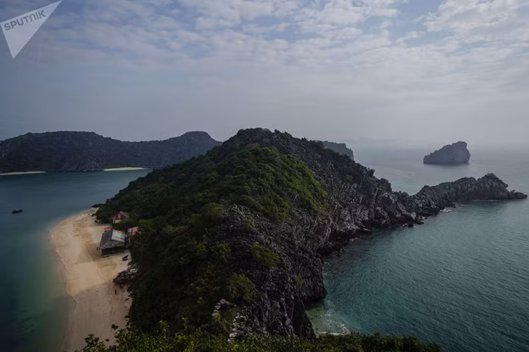 Và mỗi bức ảnh đều mang đậm dấu ấn của nền văn hóa và phong tục sống độc đáo. Vịnh Hạ Long - một trong 7 kỳ quan thiên nhiên mới của thế giới. Ảnh: Sputnik.