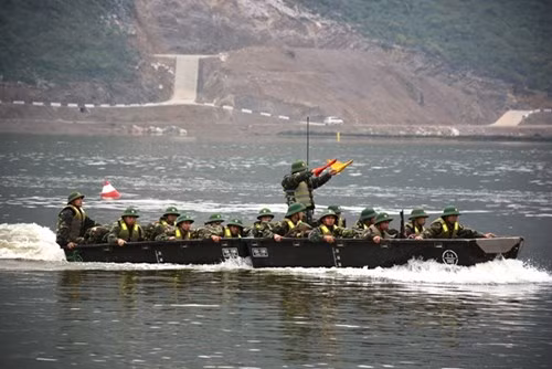 Vận chuyển lực lượng vượt chướng ngại nước.