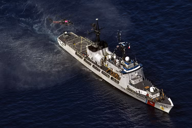 Vũ khí trang bị của tàu gồm radar trinh sát đường không 2D AN/SPS-40, radar điều khiển hỏa lực Mk 92, pháo hạm Oto Breda cỡ 76,2 mm, hệ thống phòng thủ tầm cực gần 20 mm Phalanx CIWS, pháo tự động M242 Bushmaster cỡ 25 mm, súng máy hạng nặng M2 Browning cỡ 12,7 mm và súng máy hạng nhẹ M240 cỡ nòng 7,62 mm. Nguồn ảnh: Wiki.