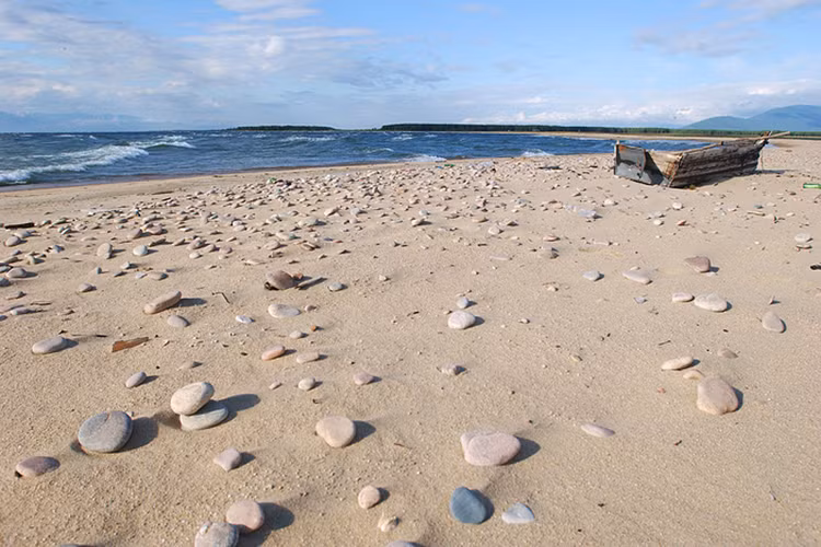 Khu bảo tồn thiên nhiên quốc gia Buryatia là một trong những công viên quốc gia đẹp nhất và lâu đời nhất của nước Nga, nó nằm trên sườn phía tây của dãy Barguzin bao gồm bờ phía đông bắc của Hồ Baikal và một phần của hồ nước ngọt lớn nhất thế giới này. Nguồn ảnh: TASS.