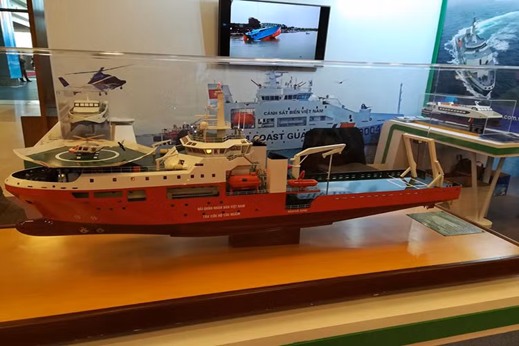 Một mẫu tàu tìm kiếm cứu hộ tàu ngầm cỡ lớn sẽ được Công ty 189 đóng mới, con tàu có chiều dài 94,05 m; chiều rộng 14,4 m; mớn nước 3,9 m; thủy thủ đoàn 113 người. Nguồn ảnh: Chí Linh.