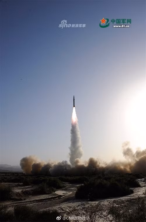 Dù vậy dựa trên các hình ảnh do một số cơ quan truyền thông của Quân đội Trung Quốc công bố, thì nhiều khả năng đây là dòng tên lửa đạn đạo tầm ngắn (SRBM) Dong-Feng 11 (DF-11). Nguồn ảnh: 81.cn.