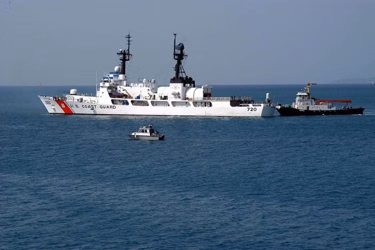 Naval Today thông báo, tàu tuần tra Hamilton USCGC Sherman số hiệu WHEC 720 của Lực lượng Bảo vệ bờ biển Mỹ (US Coast Guard) vừa mới hoàn thành chuyến tuần tra cuối cùng kéo dài 76 ngày trên vùng biển Bering vào hôm 23/1. Nguồn ảnh: Wiki.